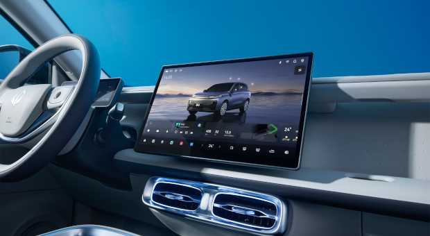 Salpicadero del Leapmotor B10 con el sistema de triple pantalla y el volante multifunción.